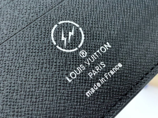 LVコピーウォレット着用イメージ